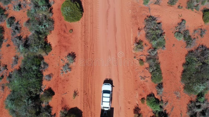 在沙尘土路上拖着大篷车的四驱车