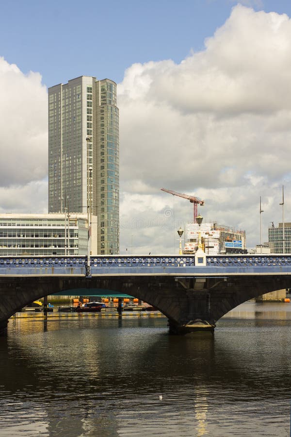 贝尔法斯特北爱尔兰的拉甘河上的女王桥，位于唐纳加尔码头港口 免版税图库摄影