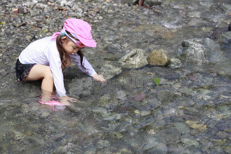 在河里玩耍的日本女孩 图库摄影
