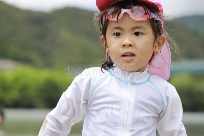 在河里玩耍的日本女孩 库存图片