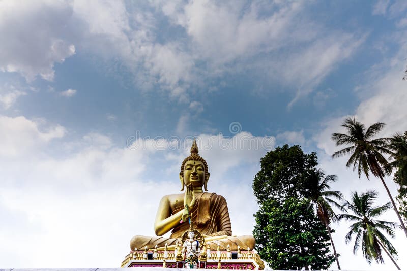 在泰国寺庙的大金黄菩萨雕象 免版税图库摄影 在泰国寺庙的大金黄菩萨雕象 免版税图库摄影
