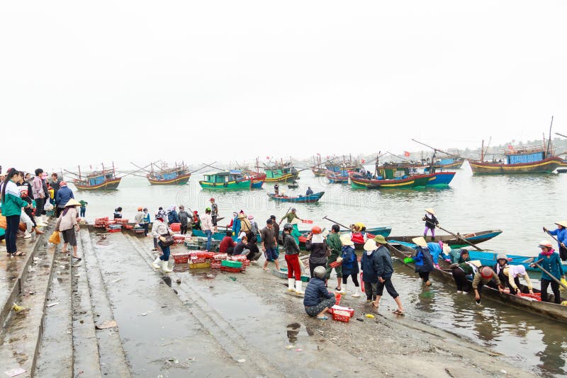 在海滩的Fiish市场在广平省，越南