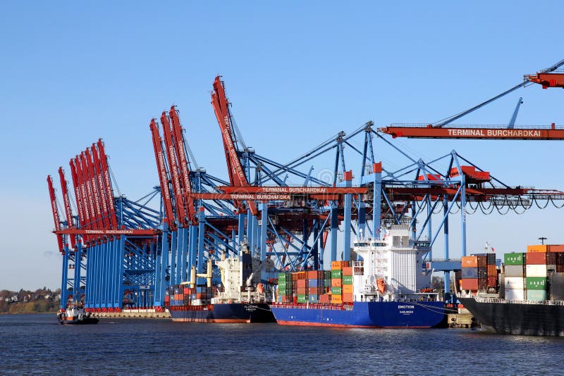 港口起重机和集装箱船在海运集装箱港口 免版税库存照片