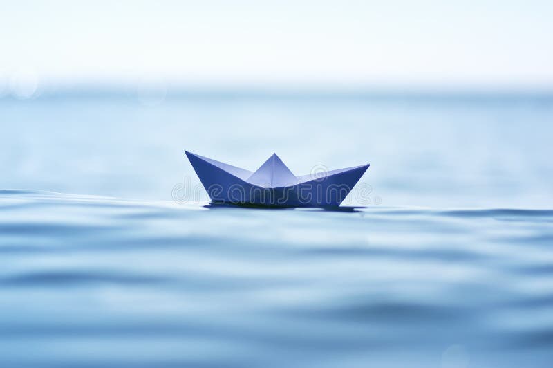  在海波浪的纸小船 免版税库存图片