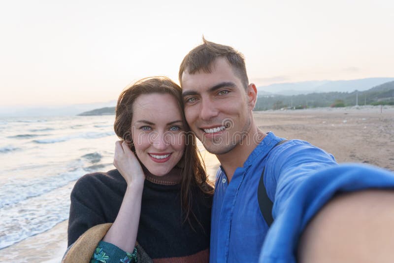 在海滩的Selfie年轻美好的夫妇 库存图片 在海滩的Selfie年轻美好的夫妇 库存图片