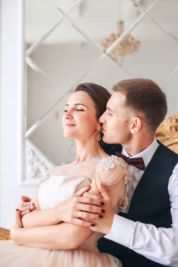 在演播室的婚礼夫妇 衣物夫妇日愉快的葡萄酒婚礼 愉快的年轻新娘和新郎在他们的婚礼之日 婚礼夫妇-新的家庭 库存图片 在演播室的婚礼夫妇 衣物夫妇日愉快的葡萄酒婚礼 愉快的年轻新娘和新郎在他们的婚礼之日 婚礼夫妇-新的家庭 库存图片