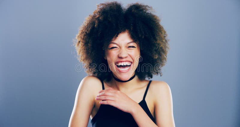 在演播室里，搞笑疯狂的女人笑笑，笑笑搞笑的喜剧和在空间背景中隔离的LOL. 面带微笑 库存照片