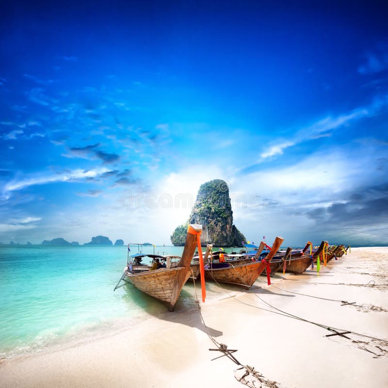 在热带海岛上的泰国海滩。美好的旅行背景 免版税图库摄影 在热带海岛上的泰国海滩。美好的旅行背景 免版税图库摄影