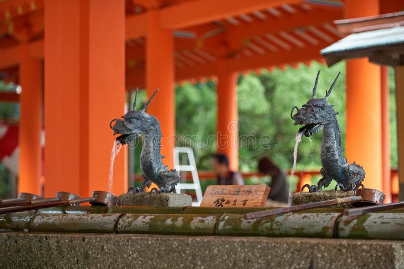 Ema — 悬挂在神社的木牌，上面有祈祷或祝福日本编辑类库存照片