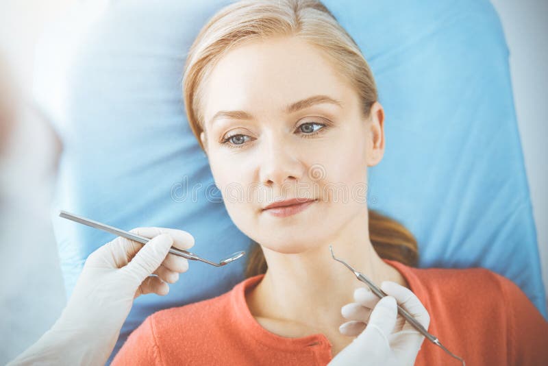 在牙科诊所接受牙医检查的幸福妇女. 健康牙齿与医学口腔学概念 库存图片