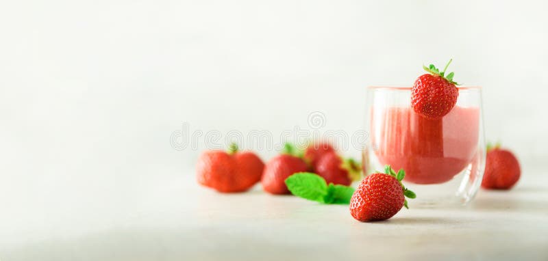 在玻璃的健康草莓圆滑的人在与拷贝空间的灰色背景 钞票 夏天食物和干净的吃概念 库存照片 在玻璃的健康草莓圆滑的人在与拷贝空间的灰色背景 钞票 夏天食物和干净的吃概念 库存照片