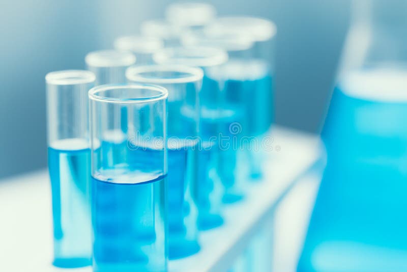 在玻璃管蓝色颜色的科学化学制品在研究实验室