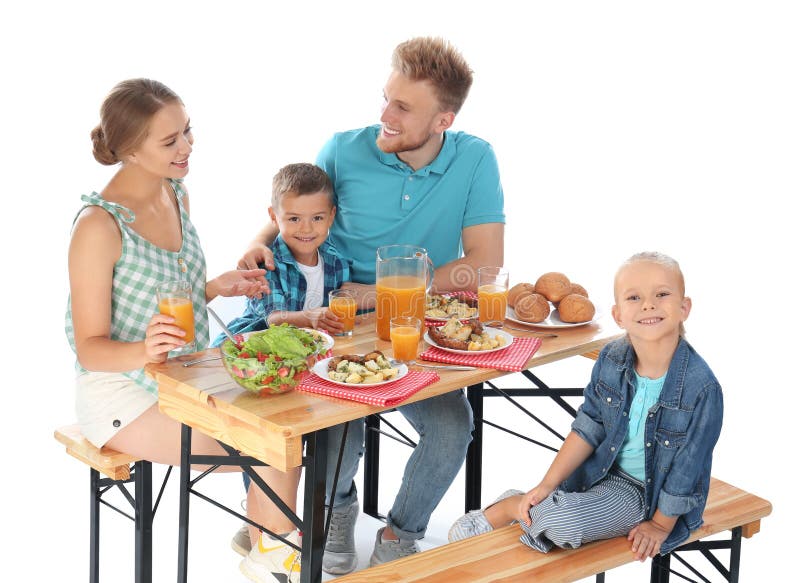 一家人在白色背景下，在桌子上快乐地野餐 免版税库存照片
