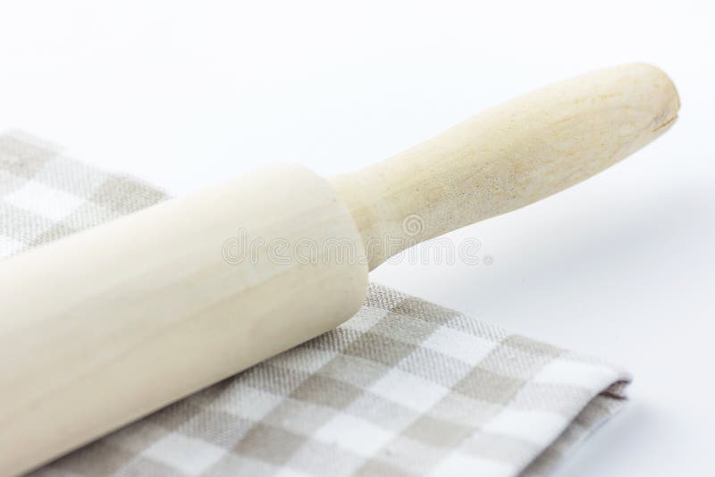 在白色和米黄方格的棉花洗碗布的木滚针 桌面 烘烤精华 假日圣诞节复活节 库存照片 在白色和米黄方格的棉花洗碗布的木滚针 桌面 烘烤精华 假日圣诞节复活节 库存照片