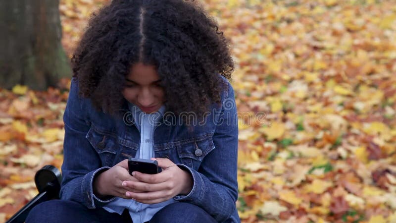 在社交媒体上开心微笑的非洲裔美国少女