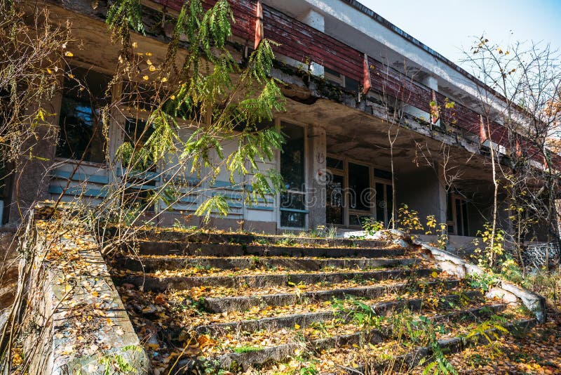 在秋天老被放弃的大厦黄色叶子的楼梯 免版税库存照片 在秋天老被放弃的大厦黄色叶子的楼梯 免版税库存照片