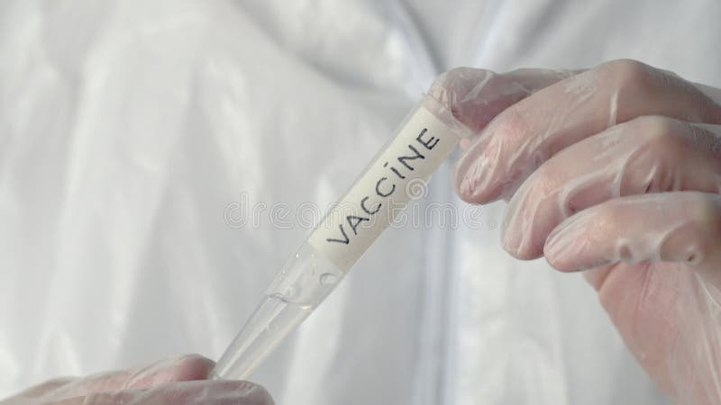 在科学实验室中带有疫苗铭文的病毒学家保持管 医用管内透明液体 影视素材