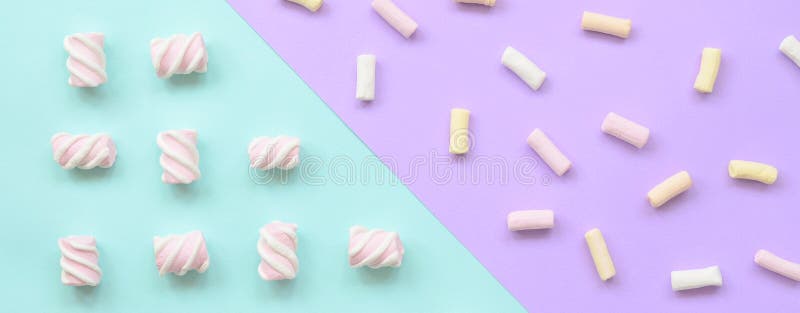在紫罗兰色和蓝纸背景计划的五颜六色的蛋白软糖 淡色创造性的织地不很细样式 最小 皇族释放例证 在紫罗兰色和蓝纸背景计划的五颜六色的蛋白软糖 淡色创造性的织地不很细样式 最小 皇族释放例证