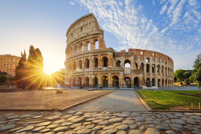 在罗马和早晨太阳，意大利的罗马斗兽场
