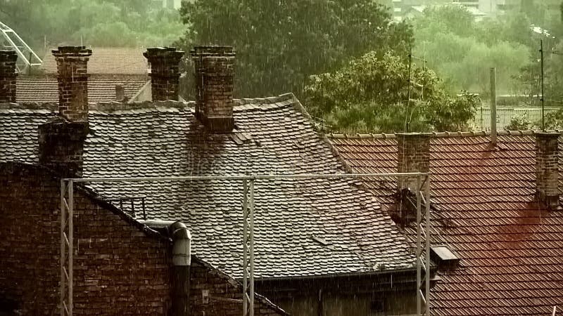 在老屋顶的大雨我