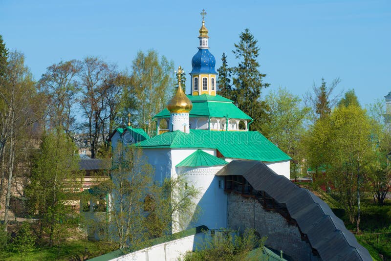在老教会的看法 Svyato-Uspenskiy Pskovo-Pechersky修道院,俄罗斯 免版税库存图片 在老教会的看法 Svyato-Uspenskiy Pskovo-Pechersky修道院,俄罗斯 免版税库存图片