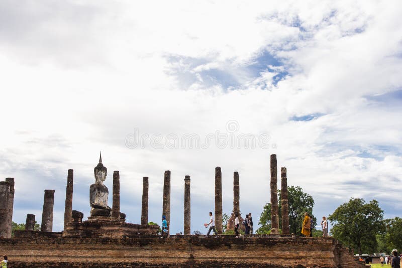 在老菩萨图象的游客旅行在Wat Mahathat， Sukhothai历史公园， Sukhothai泰国