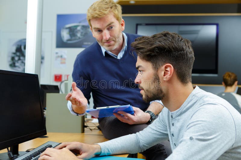 机械师和飞行工程师在办公室 免版税库存照片