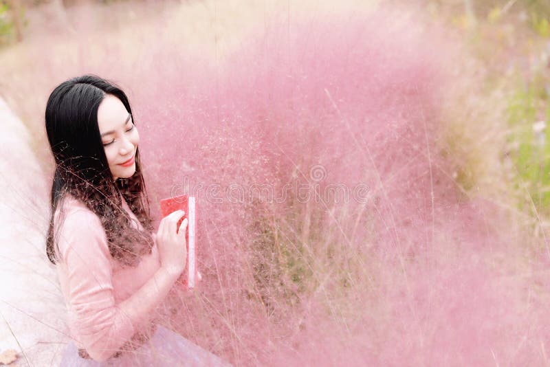 在花田的俏丽的美丽的逗人喜爱的亚洲中国妇女女孩看书室外在夏天秋天秋天公园似梦幻般的庭院里 免版税库存照片 在花田的俏丽的美丽的逗人喜爱的亚洲中国妇女女孩看书室外在夏天秋天秋天公园似梦幻般的庭院里 免版税库存照片