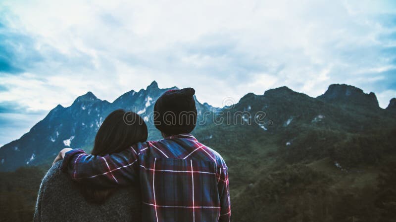 在苏格兰远足在云彩和雾徒步旅行者上的山峰的衬衣和黑帽会议的山顶部结合男人和妇女游人 图库摄影 在苏格兰远足在云彩和雾徒步旅行者上的山峰的衬衣和黑帽会议的山顶部结合男人和妇女游人 图库摄影