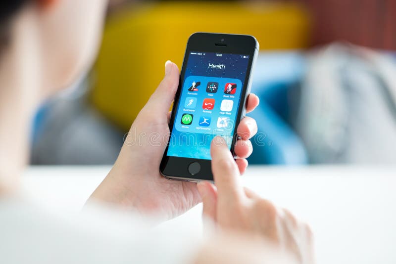 在苹果计算机iPhone 5S的健康和健身apps 库存图片 在苹果计算机iPhone 5S的健康和健身apps 库存图片