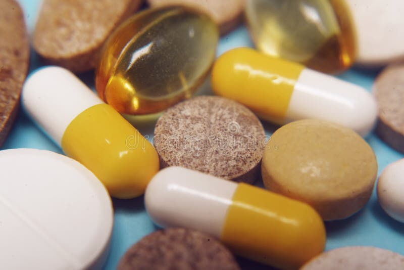 在蓝色背景的药片 被分类的配药医学药片、片剂和胶囊,健康宏指令 各种各样的药片堆 图库摄影 在蓝色背景的药片 被分类的配药医学药片、片剂和胶囊,健康宏指令 各种各样的药片堆 图库摄影