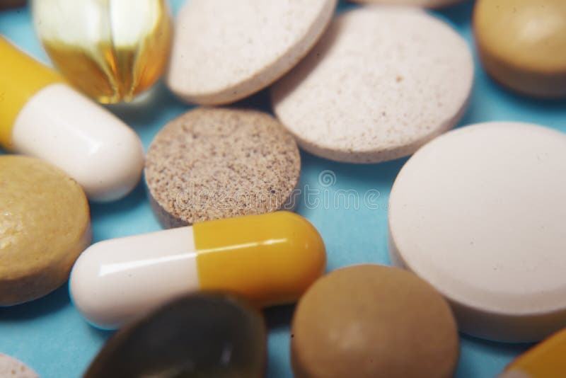 在蓝色背景的药片 被分类的配药医学药片、片剂和胶囊,健康宏指令 各种各样的药片堆 免版税图库摄影 在蓝色背景的药片 被分类的配药医学药片、片剂和胶囊,健康宏指令 各种各样的药片堆 免版税图库摄影