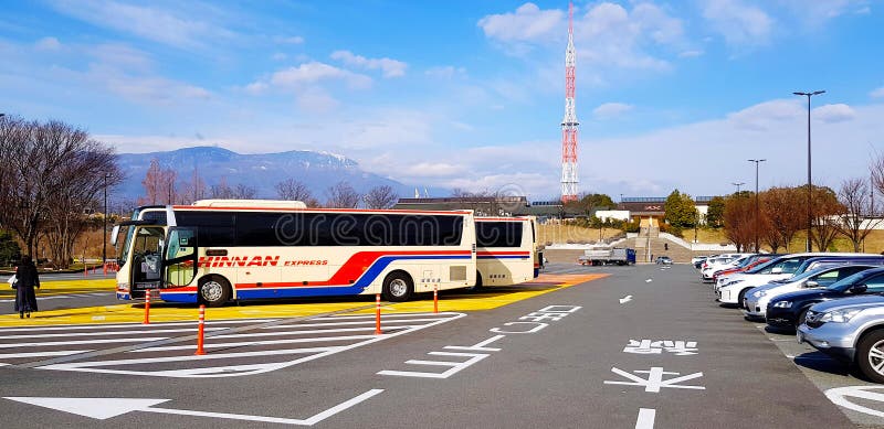 在街道或道路上用数字电视塔指示方向左、右或直转的带有公共汽车和箭头标志的停车车 免版税库存照片 在街道或道路上用数字电视塔指示方向左、右或直转的带有公共汽车和箭头标志的停车车 免版税库存照片