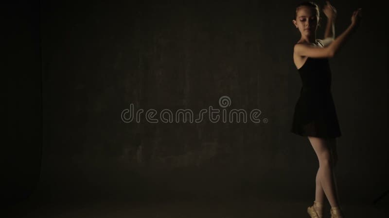 在训练期间，疲乏的女孩芭蕾舞女演员史诗落对地板