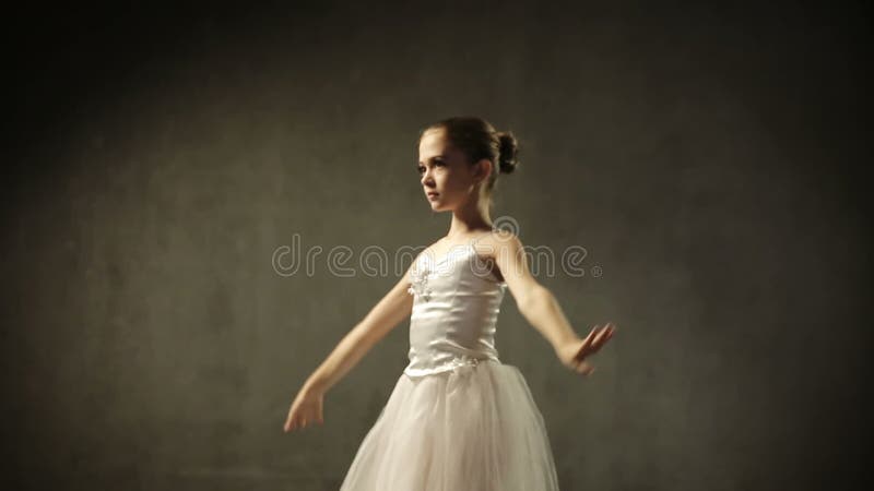 在训练期间，疲乏的女孩芭蕾舞女演员史诗落对地板