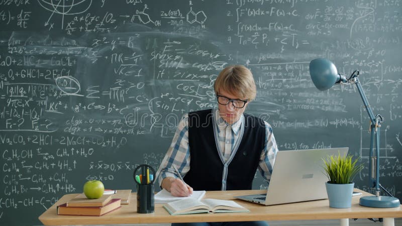 在课堂上使用笔记本电脑的年轻人独自坐在办公桌前在线打字