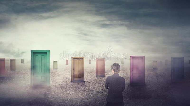 在选择一的许多不同的门前面的女实业家 困难的决定、重要挑选概念、失败或者成功 库存照片