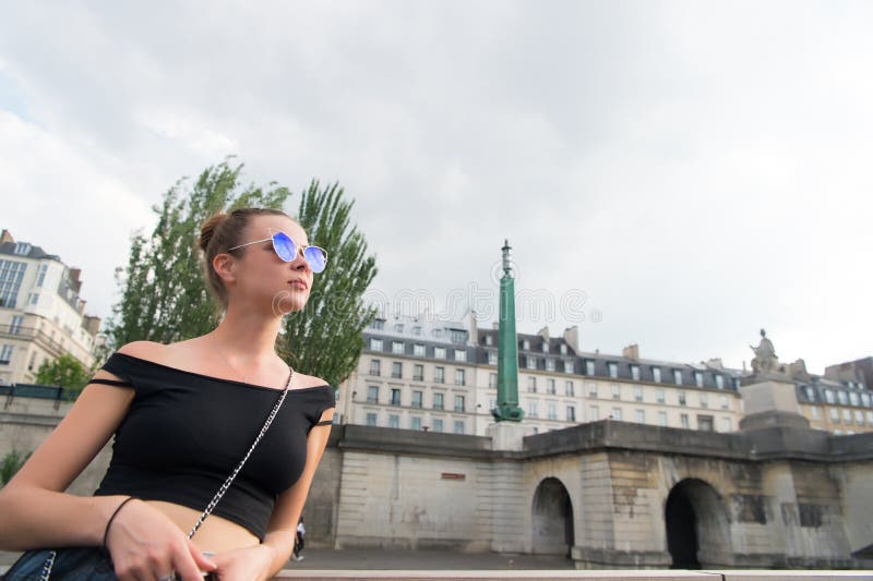 在都市风景的肉欲的女服太阳镜 性感的背心的妇女在巴黎,法国 旅行癖或假期和旅行概念 Su 库存照片 在都市风景的肉欲的女服太阳镜 性感的背心的妇女在巴黎,法国 旅行癖或假期和旅行概念 Su 库存照片