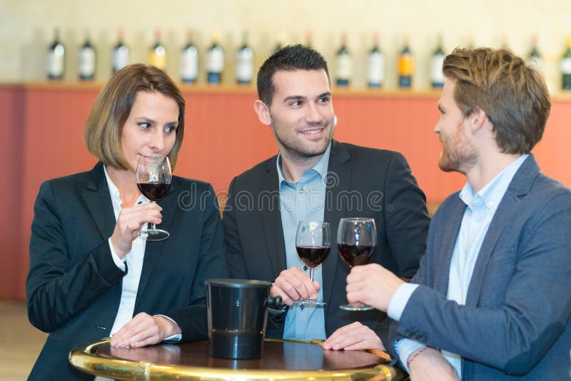 酒吧品酒 图库摄影