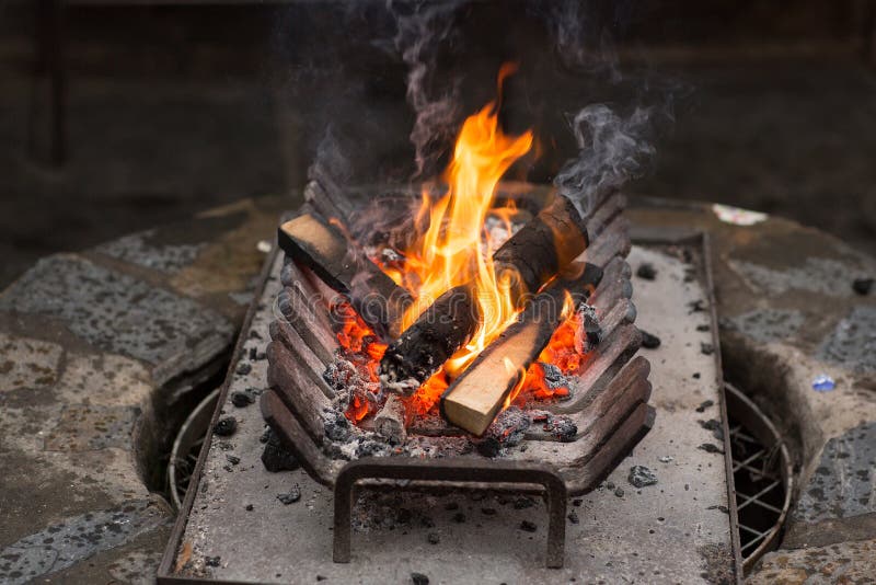 在金属炉排中燃烧的小型开放式木火