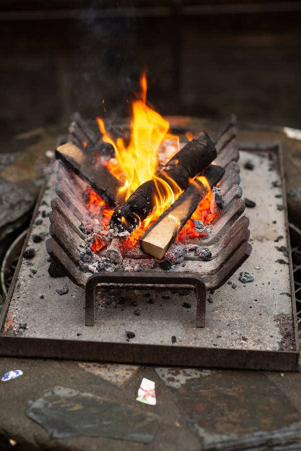 在金属炉排中燃烧的小型开放式木火