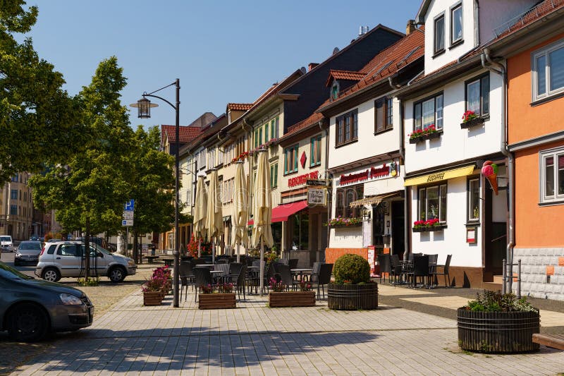 在阳光明媚的一天里，德国沃尔特斯豪森的迷人街道生活中，有古朴的咖啡馆和充满活力的建筑 免版税库存照片