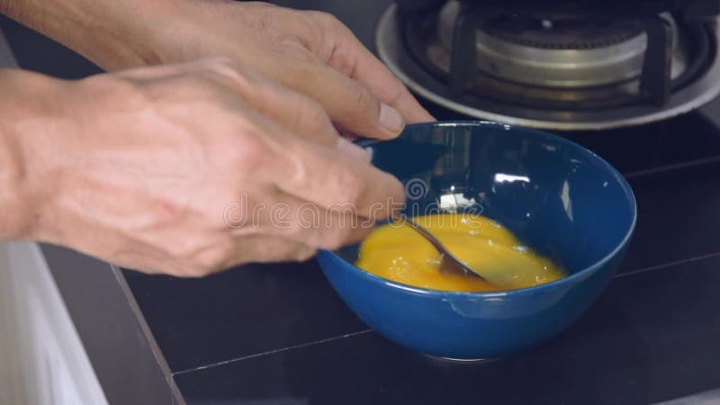 在陶杯里打鸡蛋做饭 股票视频