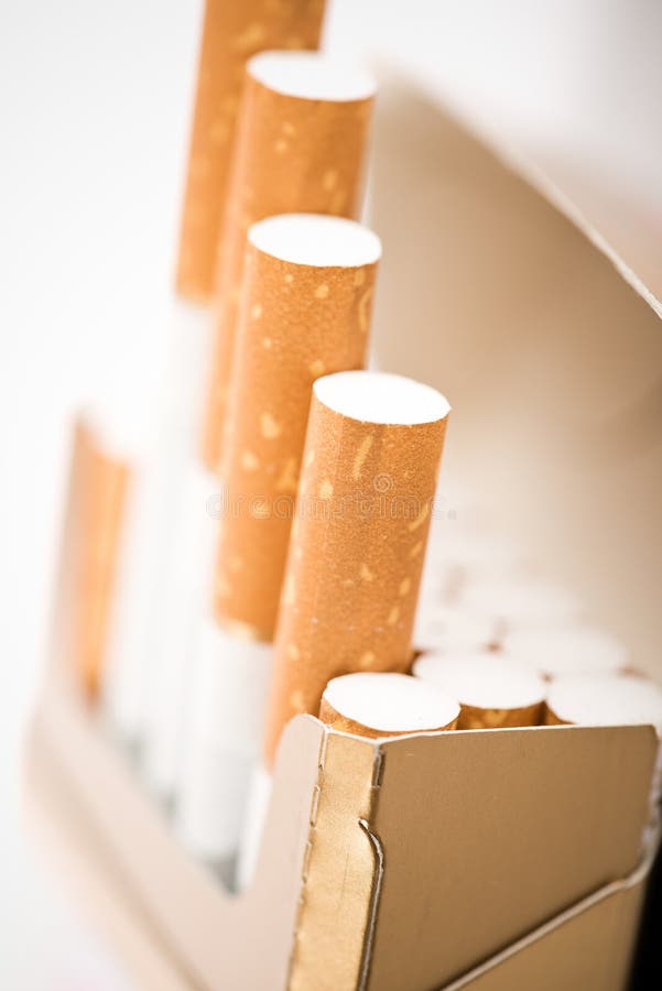 卷烟中的烟草，带有棕色滤嘴 免版税库存照片