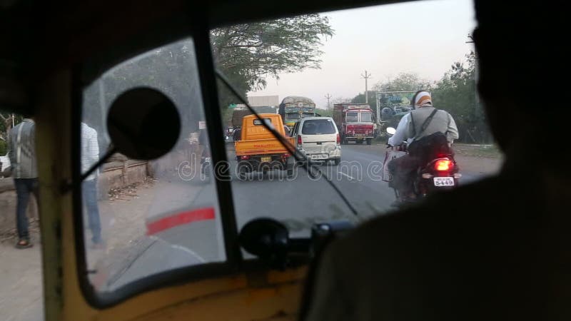 在驾驶在夜间的人的里面看法人力车在孟买