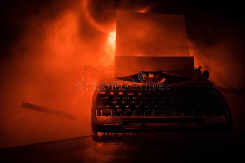 在黑暗的有雾的背景的老时尚typewritter 关闭葡萄酒typewritter机器 图库摄影 在黑暗的有雾的背景的老时尚typewritter 关闭葡萄酒typewritter机器 图库摄影