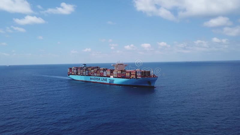 地中海2020年6月25日 : maersk绅士兆集装箱船。. ulcv用集装箱装载了充分.