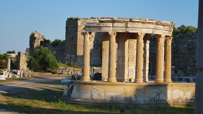 地中海城市中一座建有柱子的破剧院的老建筑. 考古遗址.