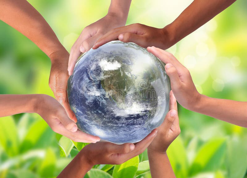地球周围多种族人类手的概念象征 团结、世界和平、人性观 库存照片