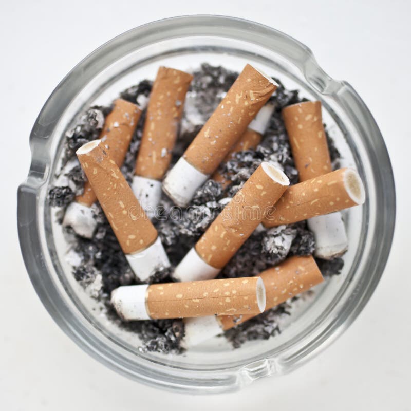脏烟灰缸 免版税库存照片